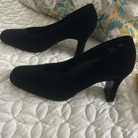 Mootsies Tootsies Black Velvet-Like Fabric Uppers Bonded Leather Soles Ladies6.5 - Picture 2 of 6